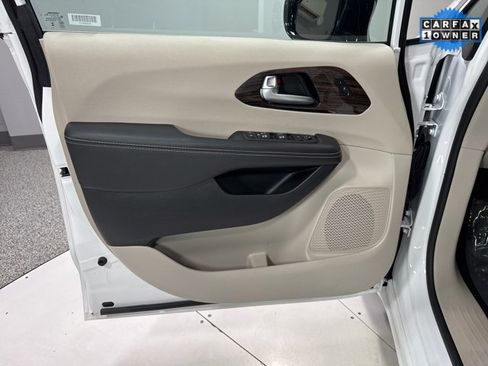 Used 2024 Chrysler Pacifica Limited image 10