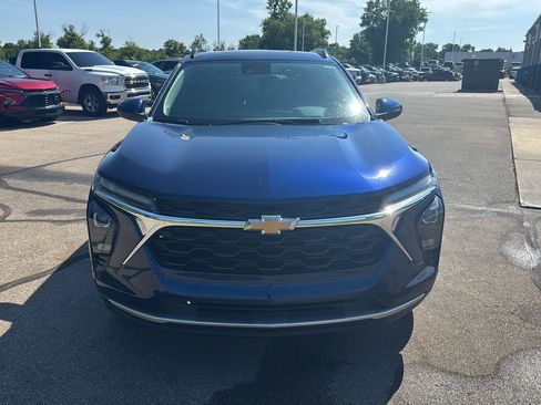 Used 2024 Chevrolet Trax LT w/ LT Convenience Package FWD image 8