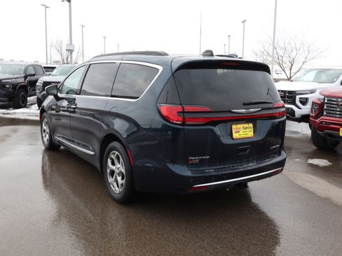 Used 2023 Chrysler Pacifica Limited w/ Trailer Tow Group image 5