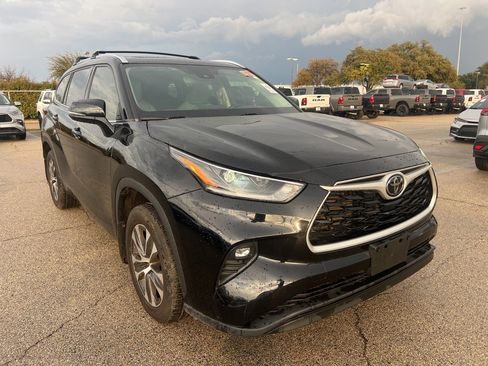 Used 2021 Toyota Highlander XLE image 3