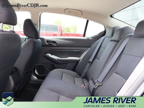 Used 2025 Nissan Altima 2.5 SV FWD image 17