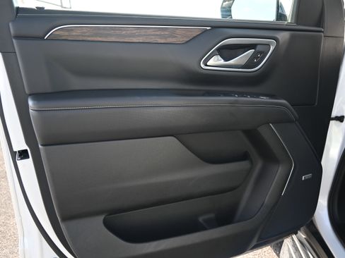 Used 2021 Chevrolet Tahoe Premier w/ Premium Package image 16