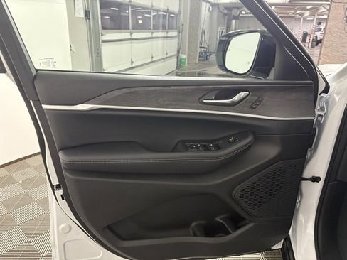 New 2025 Jeep Grand Cherokee Limited w/ Black Appearance Package image 12