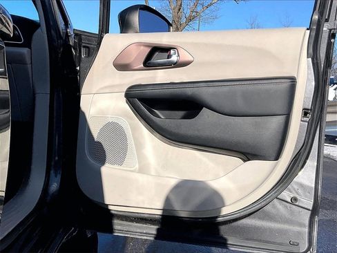 Used 2023 Chrysler Voyager LX image 11