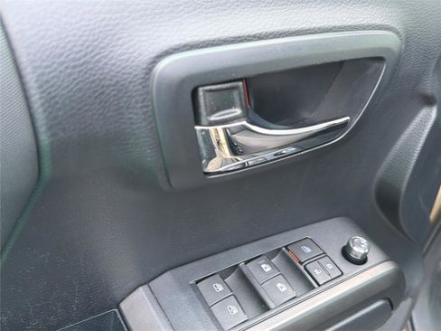 Used 2018 Toyota Tacoma TRD Sport image 31