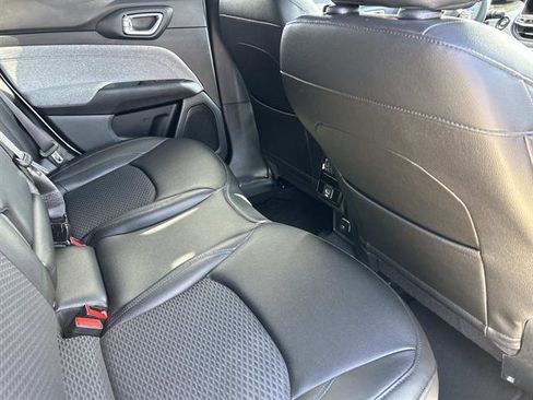 Used 2024 Jeep Compass Latitude image 17