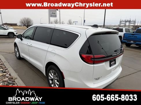 Used 2024 Chrysler Pacifica Touring-L image 8