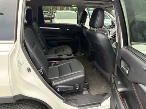 Used 2016 Toyota Highlander XLE FWD image 31
