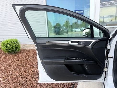 Used 2018 Ford Fusion SE w/ Equipment Group 602A FWD image 11