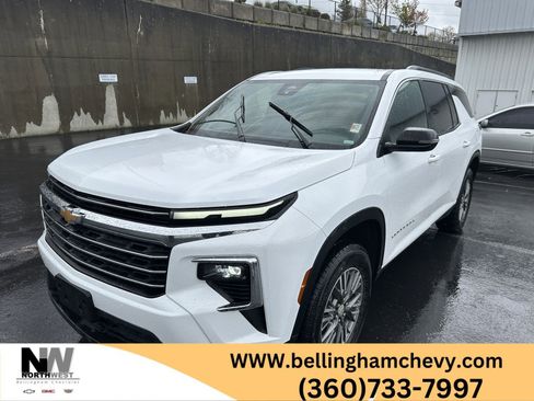 Used 2025 Chevrolet Traverse LT image 1