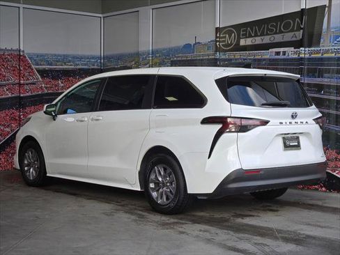 Certified 2023 Toyota Sienna LE FWD image 5