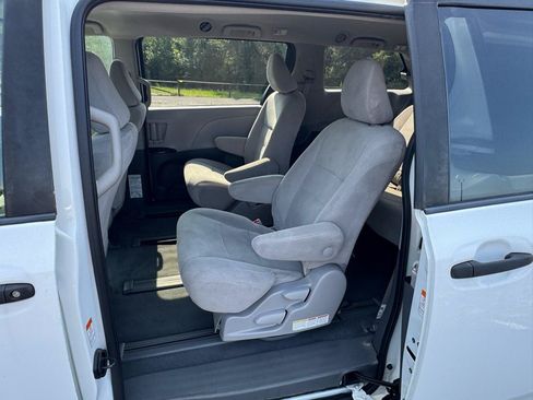 Used 2020 Toyota Sienna L FWD image 12