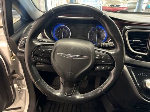 Used 2020 Chrysler Pacifica Touring-L FWD image 15