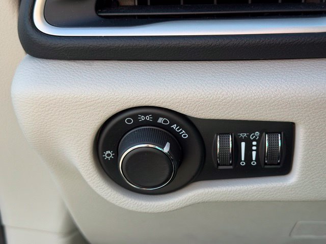 Used 2023 Chrysler Voyager LX FWD image 28