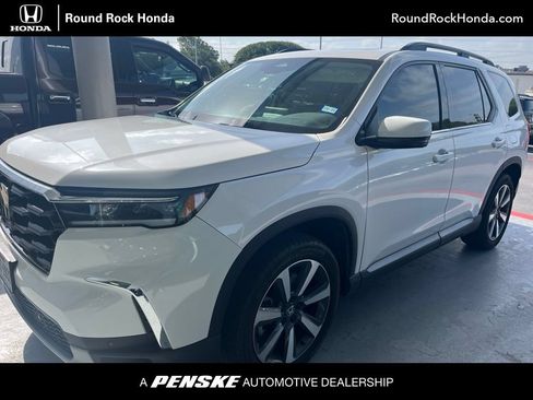 Used 2025 Honda Pilot Touring image 1