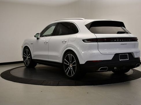 Certified 2026 Porsche Cayenne E-Hybrid AWD/4WD image 3