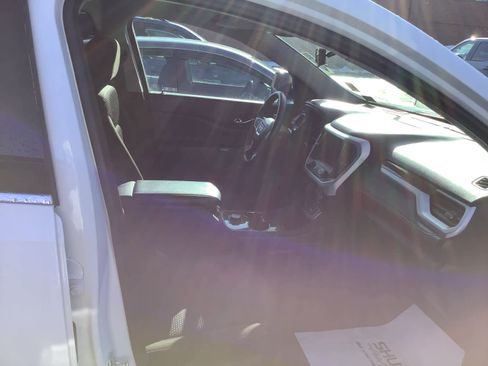 Used 2023 GMC Acadia SLE image 7