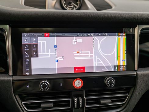 Used 2025 Porsche Macan image 17