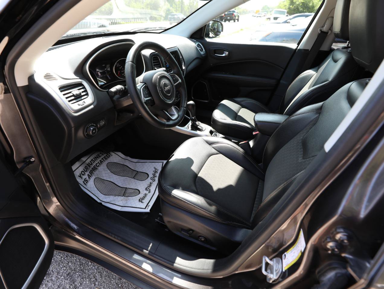 Used 2018 Jeep Compass Latitude w/ Popular Equipment Group FWD image 16