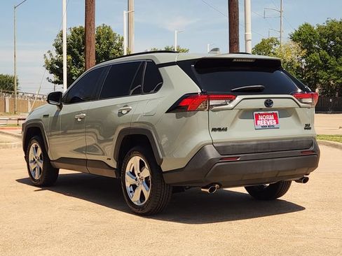Used 2021 Toyota RAV4 XLE Premium AWD/4WD image 4