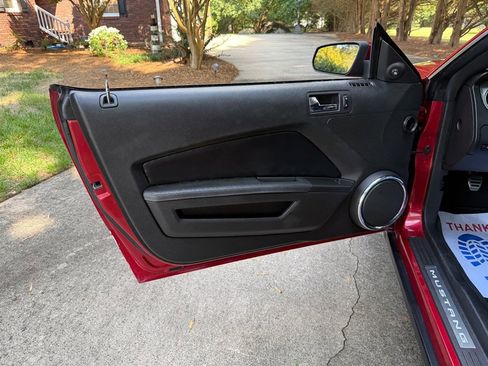 Used 2010 Ford Mustang GT Premium image 37