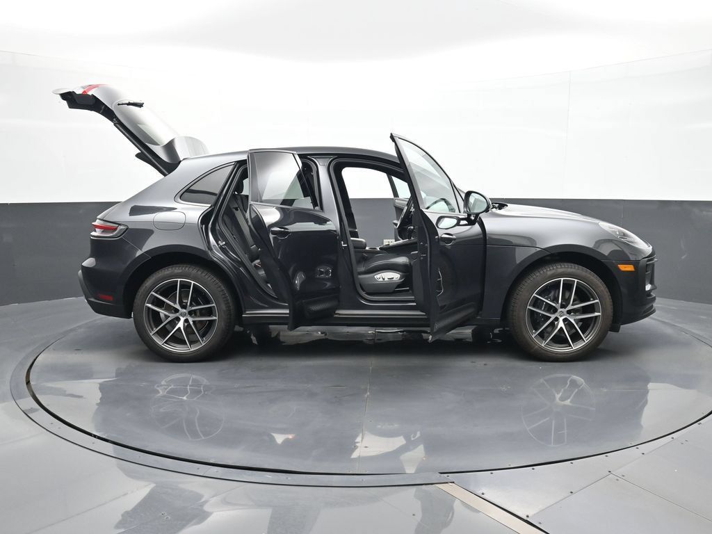 Certified 2025 Porsche Macan AWD/4WD image 33