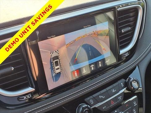 New 2026 Chrysler Pacifica Select image 8