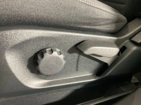 Used 2018 Ford Edge SE FWD image 28