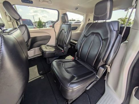 Used 2023 Chrysler Pacifica Touring-L FWD image 14