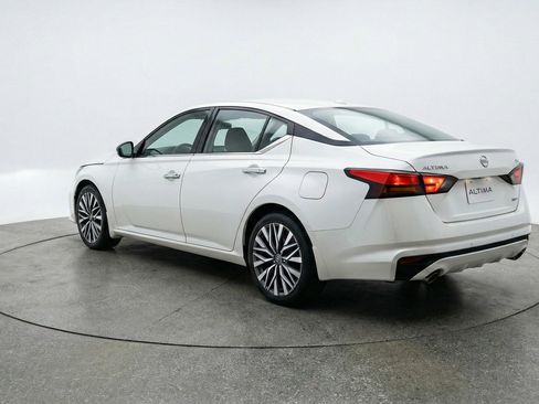Used 2025 Nissan Altima 2.5 SV FWD image 6