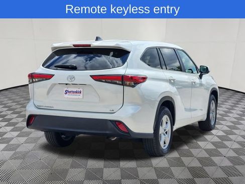 Used 2023 Toyota Highlander LE FWD image 4