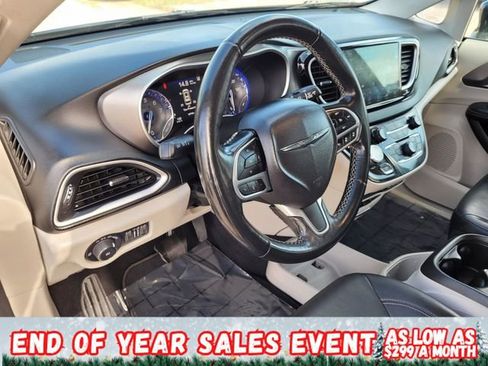 Used 2022 Chrysler Pacifica Touring-L image 16