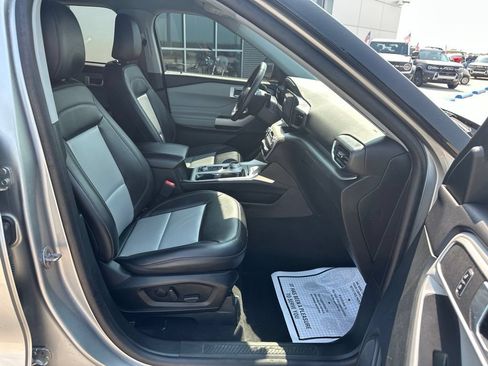 Used 2023 Ford Explorer XLT w/ Equipment Group 202A AWD/4WD image 31