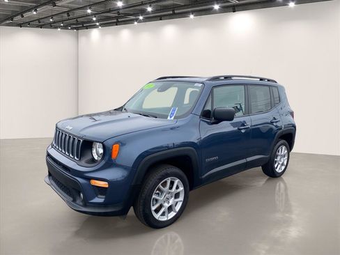 Used 2022 Jeep Renegade Latitude w/ Convenience Group AWD/4WD image 3