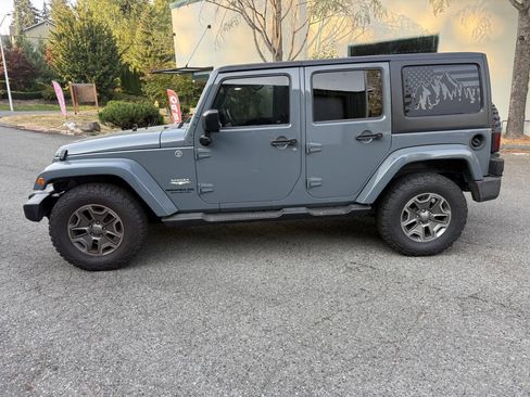 Used 2015 Jeep Wrangler Unlimited Sahara w/ Connectivity Group AWD/4WD image 2