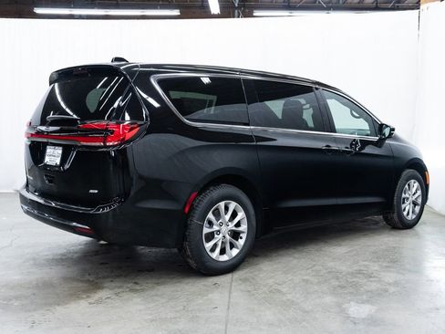 New 2026 Chrysler Pacifica Select image 6