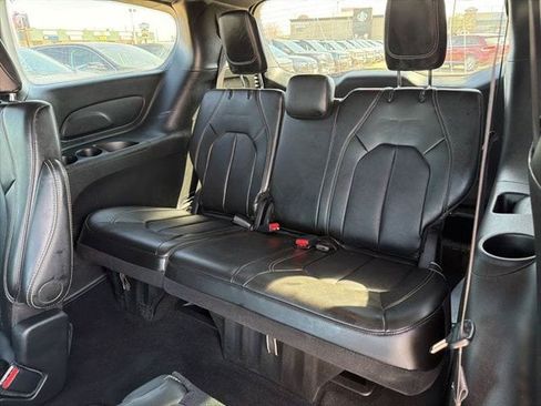 Used 2025 Chrysler Pacifica Select FWD image 16