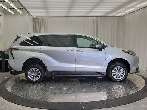 Used 2024 Toyota Sienna LE FWD image 25