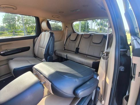 Used 2018 Kia Sedona SX FWD image 35