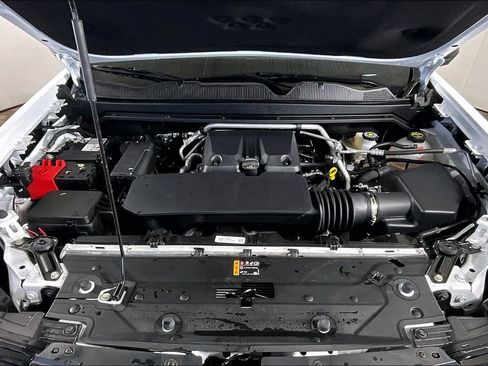 Used 2025 Chevrolet Colorado ZR2 w/ Technology Package AWD/4WD image 9