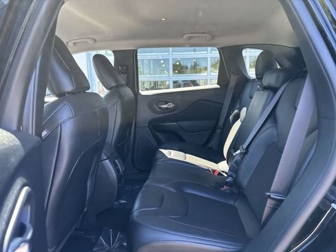Used 2022 Jeep Cherokee Trailhawk AWD/4WD image 7