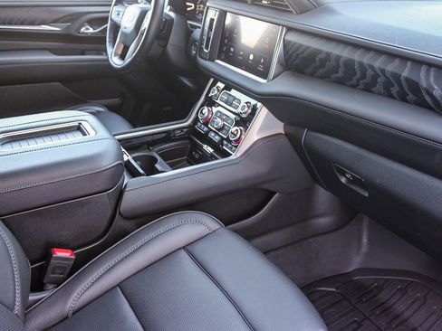 Used 2024 GMC Yukon Denali w/ Advanced Technology Package image 17