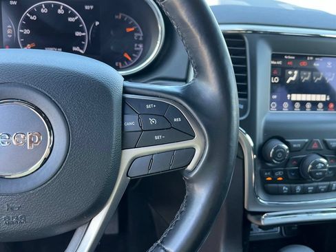 Used 2021 Jeep Grand Cherokee Laredo AWD/4WD image 31