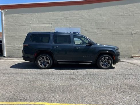 Used 2023 Jeep Wagoneer 4WD w/ Premium Group I image 3