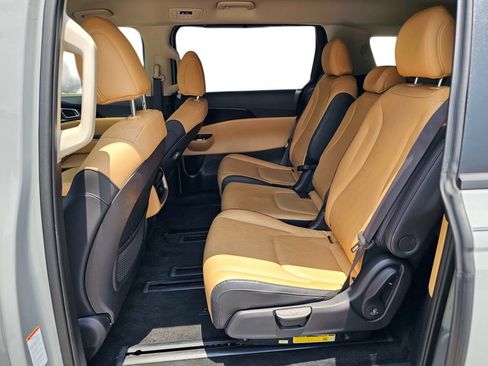 Certified 2024 Kia Carnival EX FWD image 33