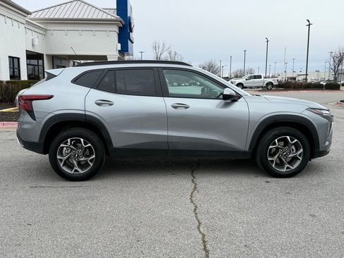 Used 2025 Chevrolet Trax LT w/ LT Convenience Package image 8