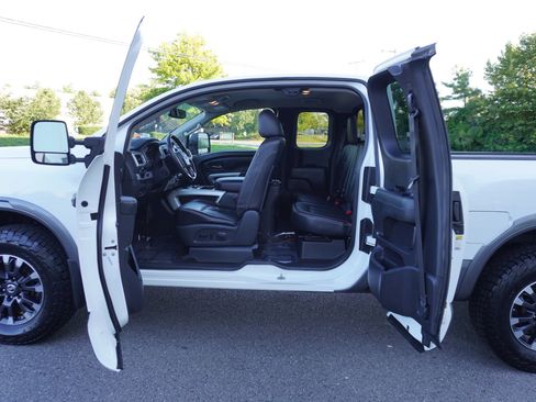 Used 2019 Nissan Titan PRO-4X w/ Pro-4x Convenience Package AWD/4WD image 12