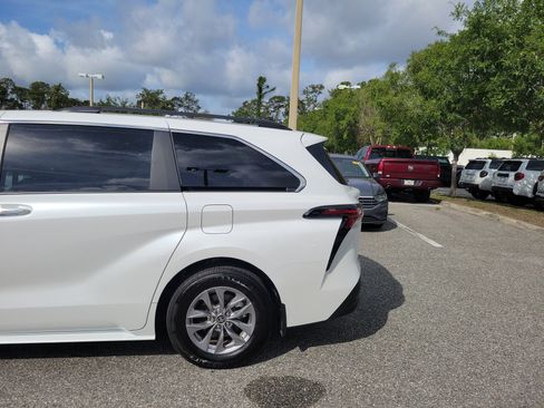 Certified 2025 Toyota Sienna XLE FWD image 4
