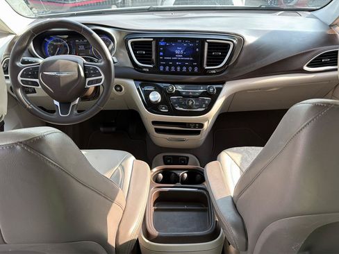 Used 2017 Chrysler Pacifica Touring-L FWD image 18