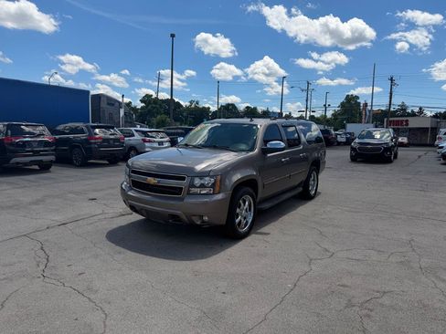 Used 2012 Chevrolet Suburban LT w/ Luxury Package AWD/4WD image 7
